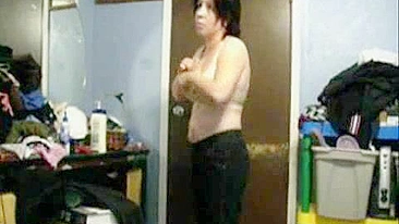 Mãe MILF Fista Pau Grande em Sexo Anal Caseiro de Casal