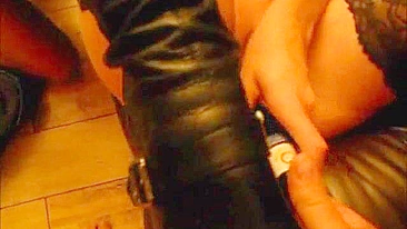 MILF Mãe Fodendo com Garrafa e Dildo Caseiro