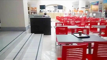 Boquete Caseiro no Banheiro de Restaurante Público com Namorada