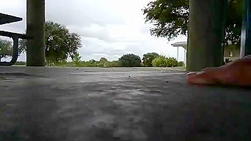 MILF Madura se Fode com Consolo Grande no Parque Público