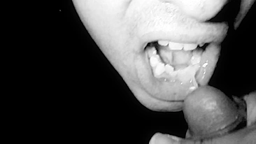 Bissexual Caseiro Engolindo Porra com Amiga Tranny