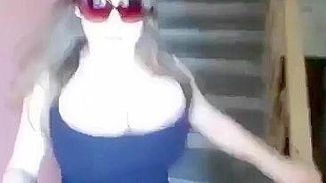 Morena Gostosa de Peitos Enormes em Sexo Caseiro