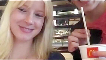 Fisting Lésbico Caseiro de Amadoras Alemãs em Banheiro Público