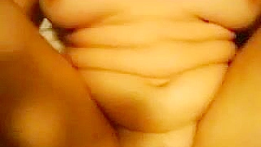 Orgasmos de Squirt Caseiro com Namorada Amadora Engolindo Porra