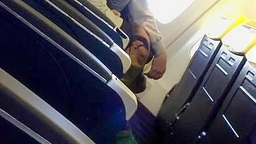 Punhetas no Avião com Carinhos Caseiros em Público