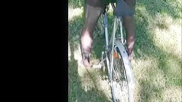 Vídeo Pornô Caseiro - Masturbação Pública com Anal em Novinha Perfeita