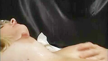 Mãe MILF Caseira Lactante com Peitões e Mamilos Grandes