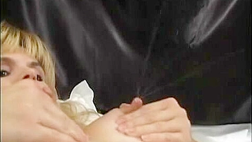 Mãe MILF Caseira Lactante com Peitões e Mamilos Grandes