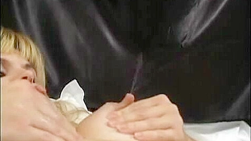 Mãe MILF Caseira Lactante com Peitões e Mamilos Grandes