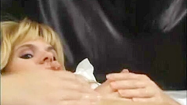 Mãe MILF Caseira Lactante com Peitões e Mamilos Grandes