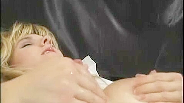 Mãe MILF Caseira Lactante com Peitões e Mamilos Grandes