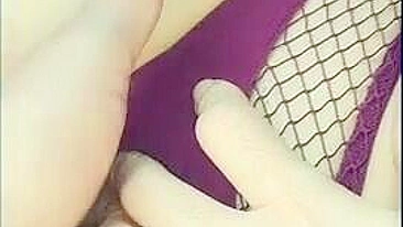 Vídeo Pornô Caseiro - Esposa se Dedando e se Masturbando no Carro