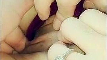 Vídeo Pornô Caseiro - Esposa se Dedando e se Masturbando no Carro