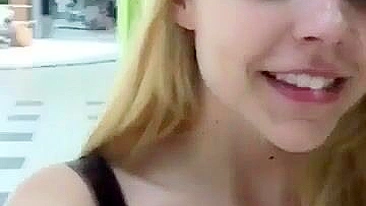 Vadias Adolescentes Amadoras com Rosto Gozado em Caminhada da Vergonha Pública