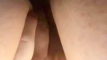 Pornô Caseiro - Novinha Amadora Dedando e se Masturbando no Carro