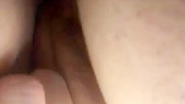 Pornô Caseiro - Novinha Amadora Dedando e se Masturbando no Carro