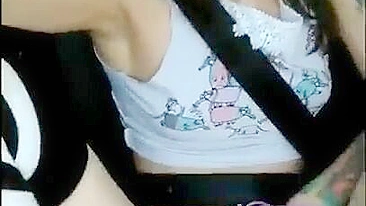 Orgasmo com Esguicho Caseiro de Novinha Amadora no Carro