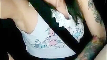 Orgasmo com Esguicho Caseiro de Novinha Amadora no Carro