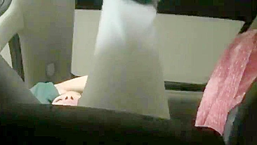 Vídeo Pornô Caseiro - Safada Adolescente Dedada e Gozando no Carro