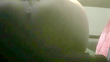 Vídeo Pornô Caseiro - Safada Adolescente Dedada e Gozando no Carro