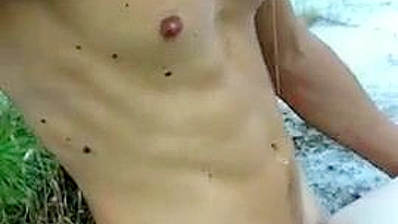 Pornô Caseiro ao Ar Livre com Namorada Gordinha de Quatro Exibindo