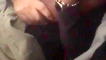 Garota ebony amadora goza em masturbação pública caseira