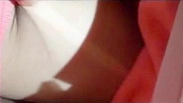 Loira Caseira se Masturba com Óculos e Dildo em Orgasmo Público