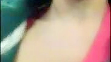 Loira Caseira se Masturba com Óculos e Dildo em Orgasmo Público