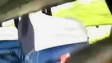 Boquete Caseiro de Novinha Latina no Ônibus Público