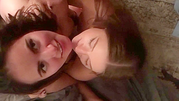 Lésbicas Safadas Dividem Pau e Porra em Trio Caseiro