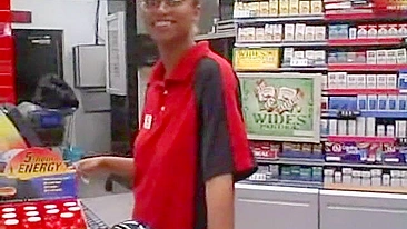 Boquete no Trabalho Caseiro com Porra Engolida por Negrinha de Óculos