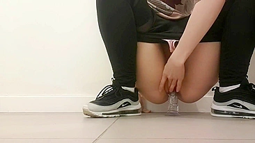 Vídeo Pornô Caseiro: Novinha Safada Adora Brincar com Dildo em Público