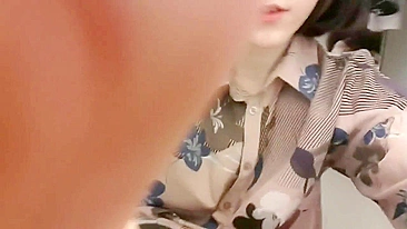 Vídeo Pornô Caseiro: Novinha Safada Adora Brincar com Dildo em Público