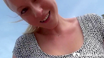 Boquete Caseiro no Lago com Gozada na Boca - Esposa Loira Amadora