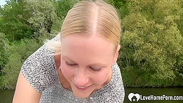 Boquete Caseiro no Lago com Gozada na Boca - Esposa Loira Amadora