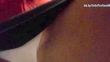 Pornô Caseiro - Loira Amadora Dedilha Clitóris em Upskirt Público