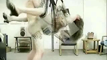 Fetiche caseiro de bondage em balanço com casal morena