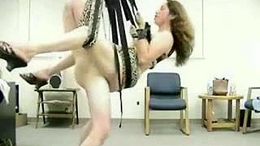 Fetiche caseiro de bondage em balanço com casal morena