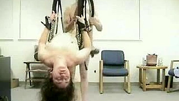 Fetiche caseiro de bondage em balanço com casal morena