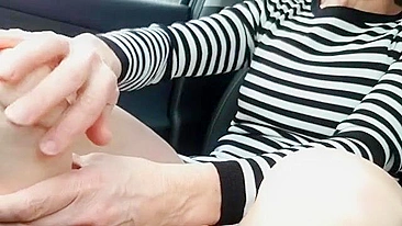 Sexo no Carro Caseiro com Consolos Gigantes - Masturbação Pública Amadora
