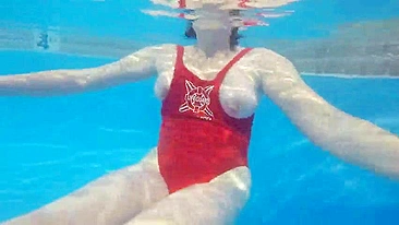 Brincadeiras com Água Caseiras com Esposa MILF Safada na Academia Pública