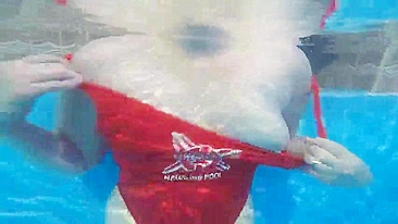 Brincadeiras com Água Caseiras com Esposa MILF Safada na Academia Pública