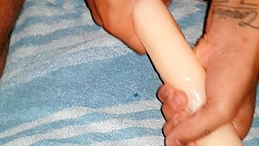 Marido Corno Bissexual Fodido no Cu com Dildo Grande em Sexo Caseiro