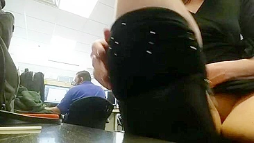 Masturbação Caseira com Botas de Escritório e Saia Curta