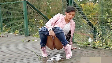 Sexo Caseiro com Urofilia em Público