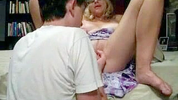 Vizinha Madura Goza Rios em Sexo Caseiro com Dedada