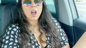 Masturbação Caseira com Dildo em Público - Morena Amadora Gozando no Carro