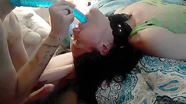 Treino de garganta profunda caseiro com namorada submissa