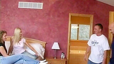 Orgia Lésbica Caseira com MILFs Peitudas e Maridos Cornos