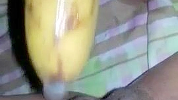 Vídeo Pornô Caseiro - Amadora se Masturba com Dildo de Banana na Buceta